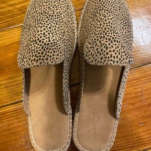 Shoes-slides worn twice